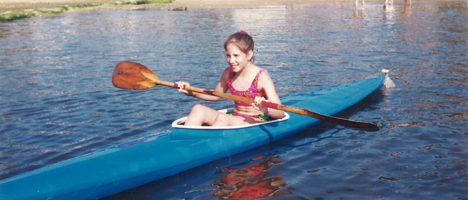 Teresa Portela de niña practicando piragüismo en Aldán, Cangas de Morrazo